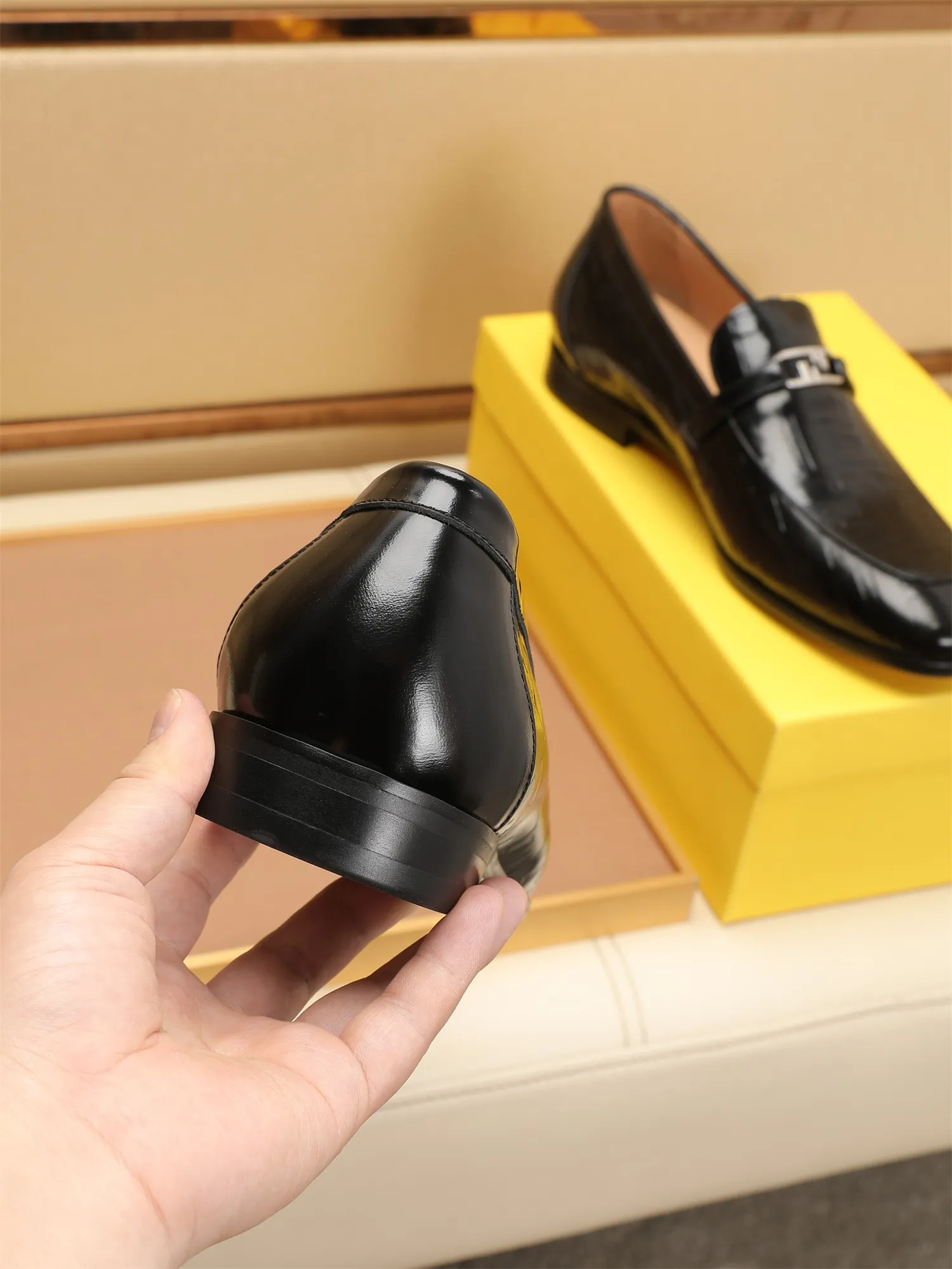 Men's shoes💰460 🕷🕷【FENDI】The latest men's formal leather shoes🇨🇳Classic series not to be missed💯The first layer is made of imported first-layer cowhide☘Original quality, the leather is smooth and delicate🎋Awesome version, perfect streamlined outline🍇Cowhide lining, size 38-44 (customized at 45.46)...